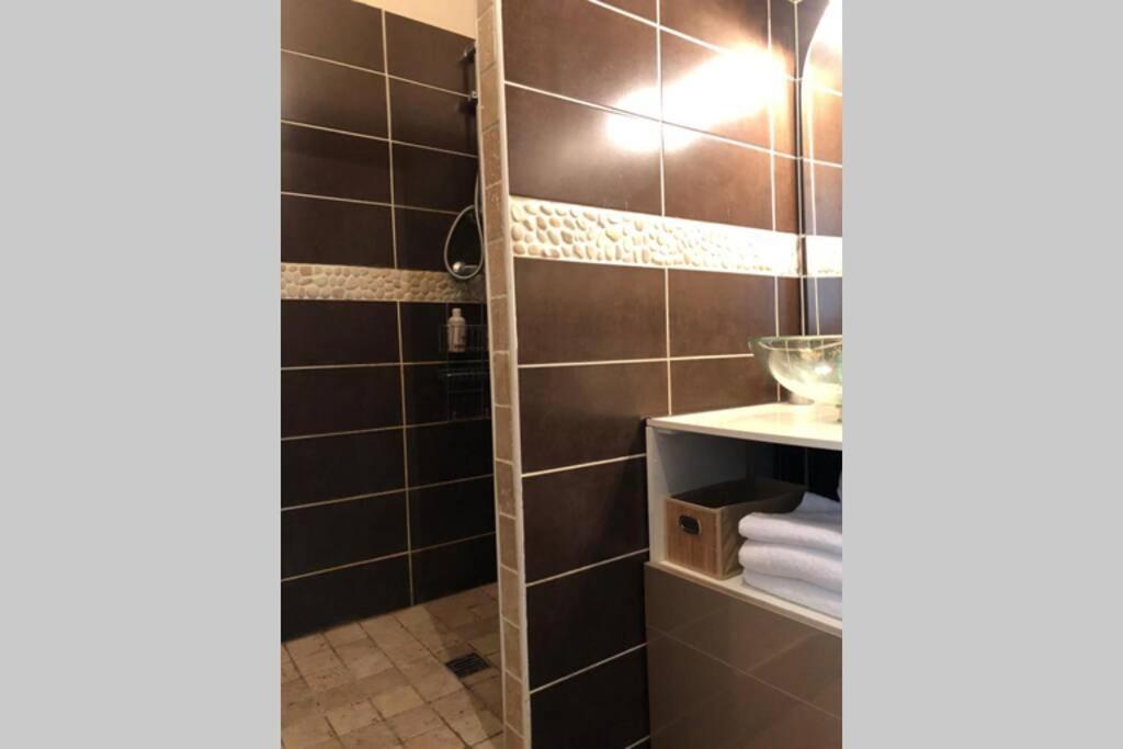 Appart rénové 2 chambres avec clim LʼIsle-sur-la-Sorgue Esterno foto